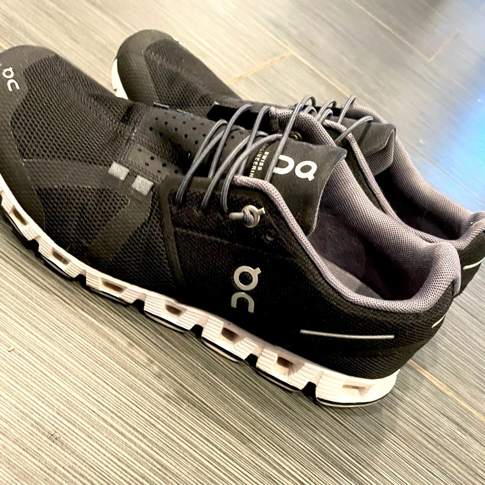 QC On Cloud running sneakers size 8